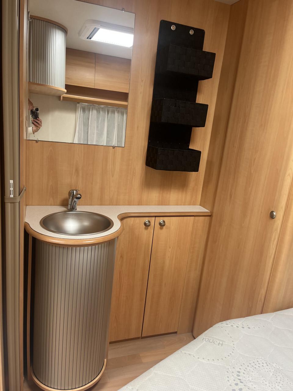 Zeer nette Home Car caravan met voortent, luifel en slaapcabine