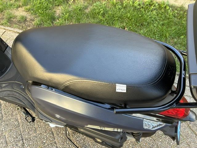 PRACHTIGE SYM MIO 50i EURO5 SNOR SCOOTER BOUWJAAR 2022 ALS NIEUW !