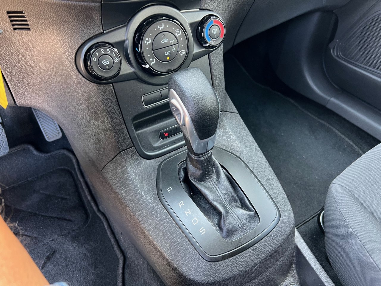 Zeer fraaie Ford Fiesta uit 2015 met 67.000 km Automaat!!