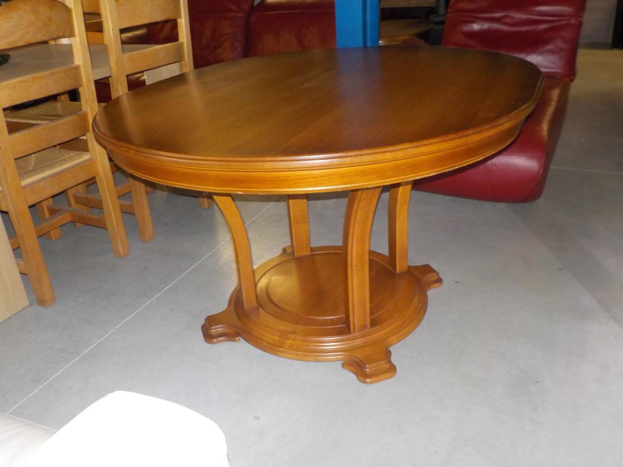 In zeer goede staat ovale blank eiken eettafel met mooie poot 145 x 125 cm