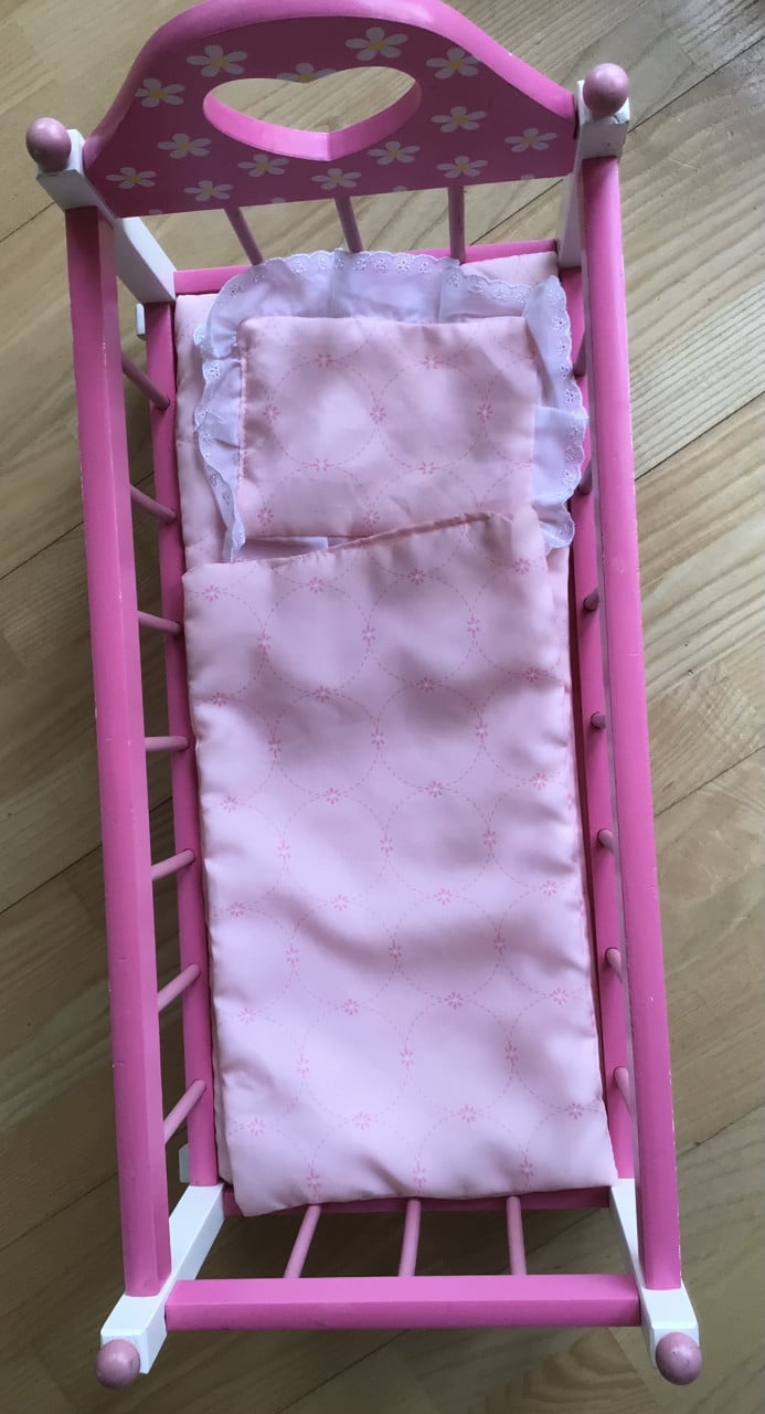Poppenledikant, reiswieg met popje