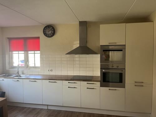 Moderne complete keuken met inbouwapparatuur