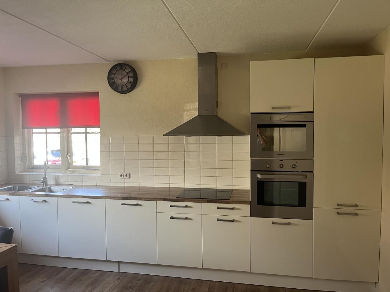 Moderne complete keuken met inbouwapparatuur