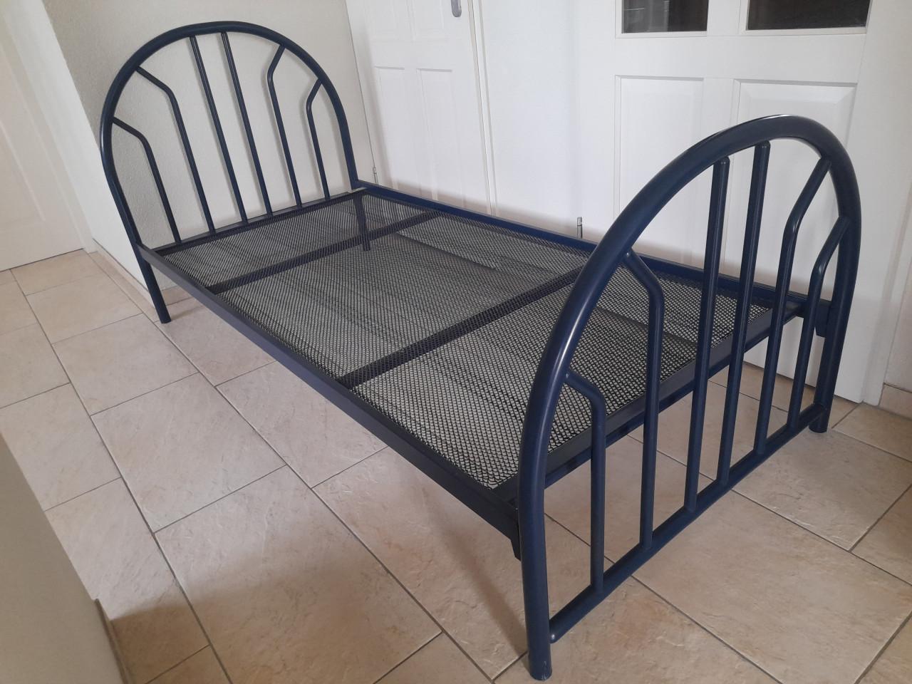 Metalen 1 persoons bed ( in goede staat )