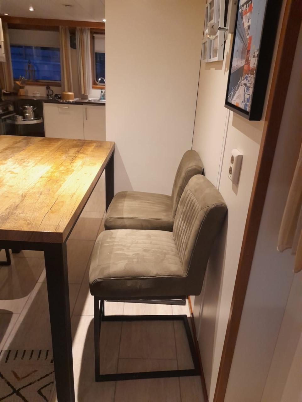 Bartafel met 4 stoelen