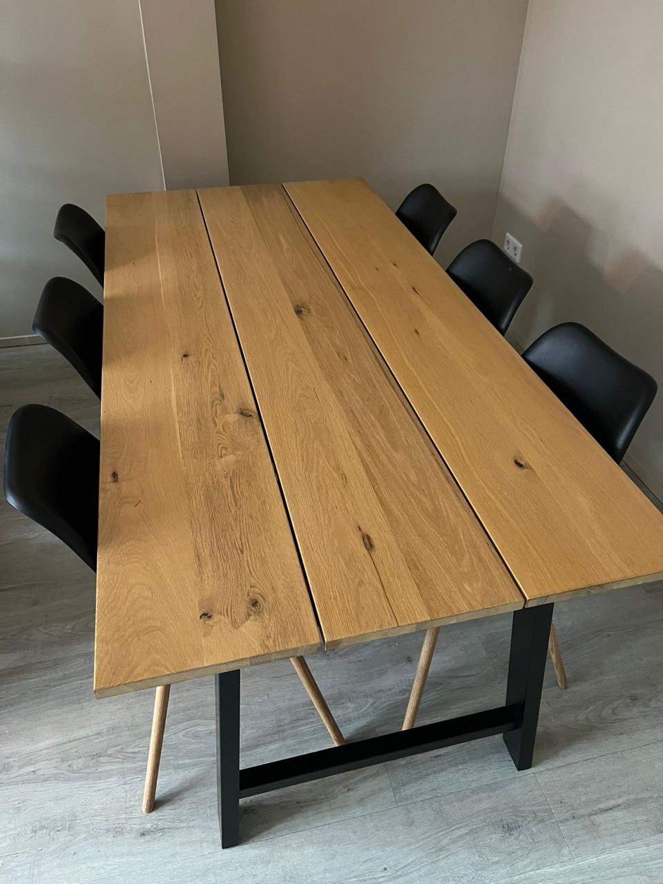 Eetkamertafel met 6 stoelen