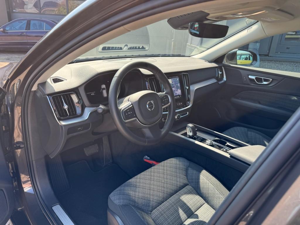 Volvo V60 2.0 b4 essential edition