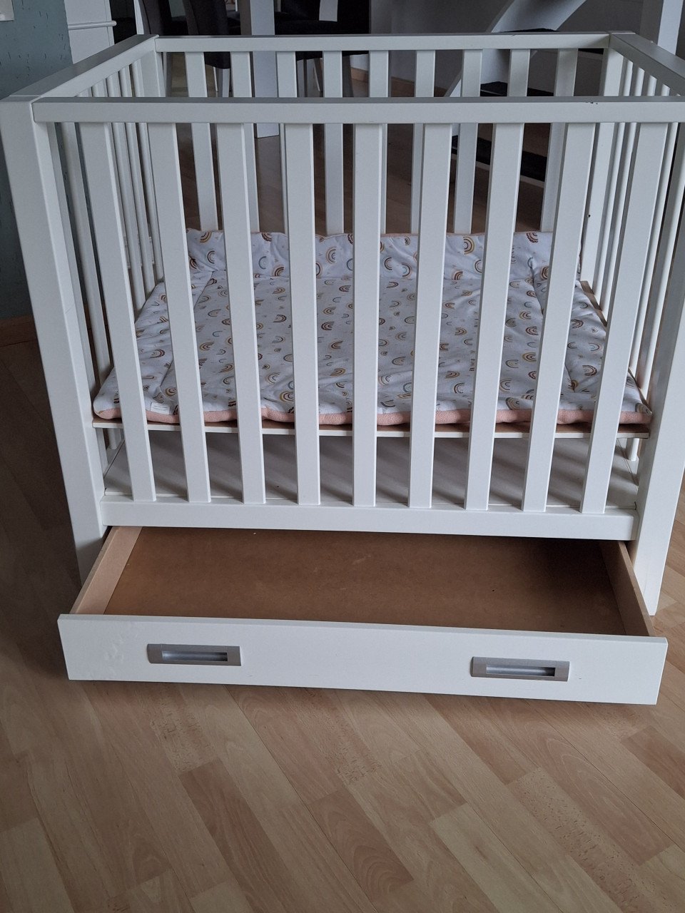 Bopita witte box,verstelbare bodem,en schuiflade,en boxkleed.