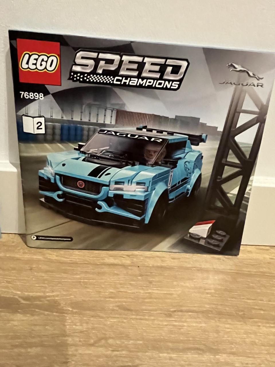 Lego  Formula E Panasonic Jaguar Racing GEN2 car en jaguar i-pace ethrophy
