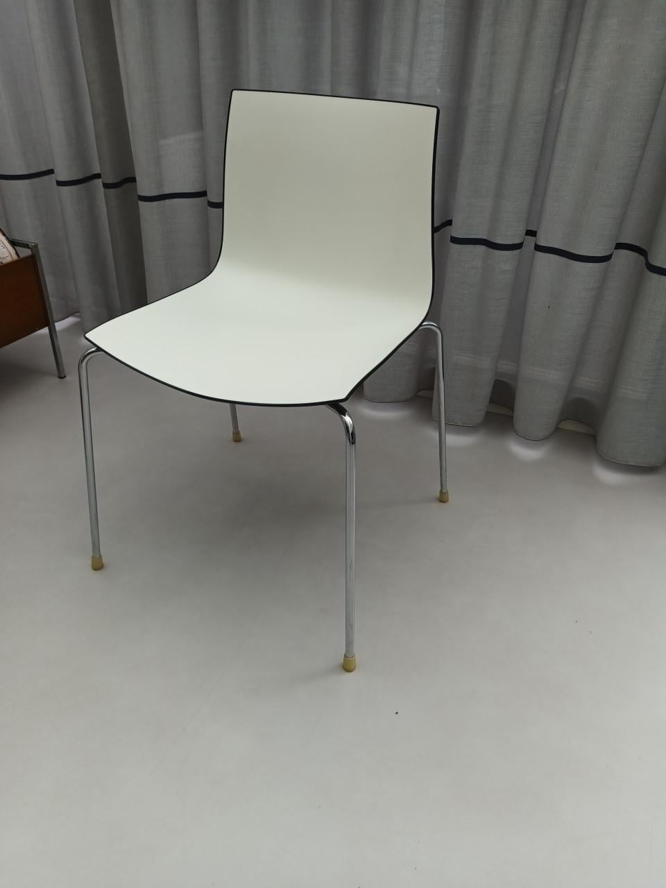 4 of 6 Arper eetkamerstoelen Zwart/Wit