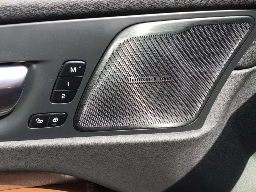 Volvo XC60 t8 390pk recharge mo.pro leder/luchtvering/h.k. audio/360 camera