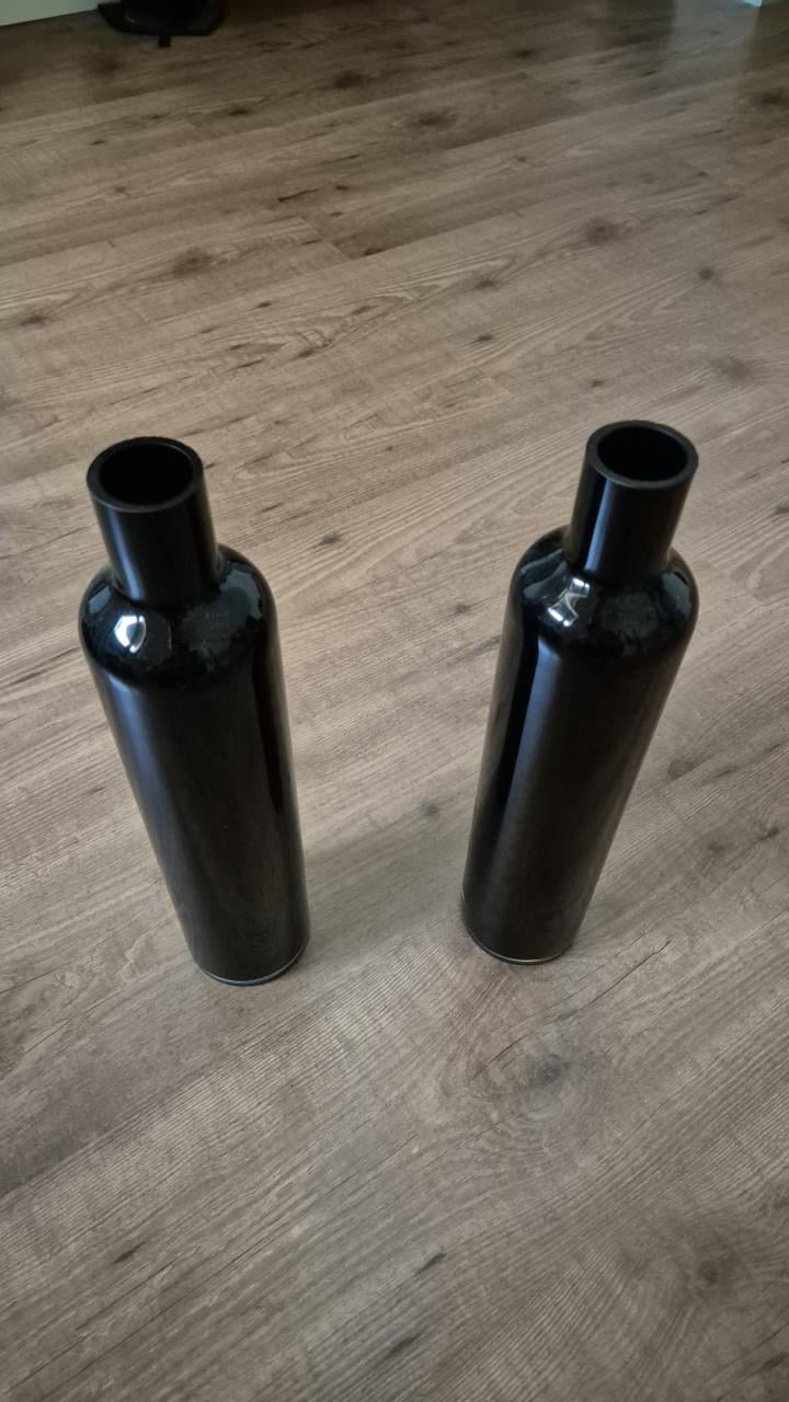 2 zwarte glazen flessen/vazen, H 37 Rond 8