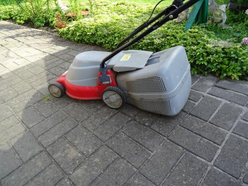 Te koop gazonmaaier op 220 volt de stekker er in en maaien .