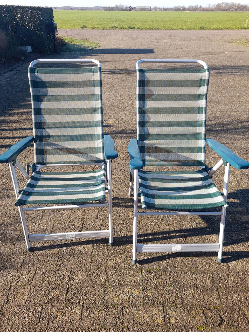 2 verstelbare tuinstoelen