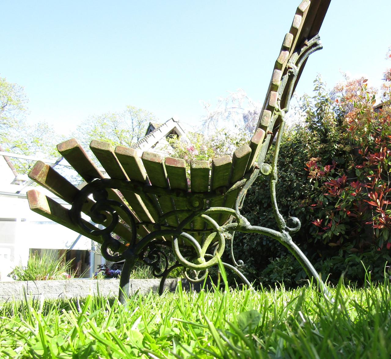 Oude tuinbank gietijzeren onderstel.