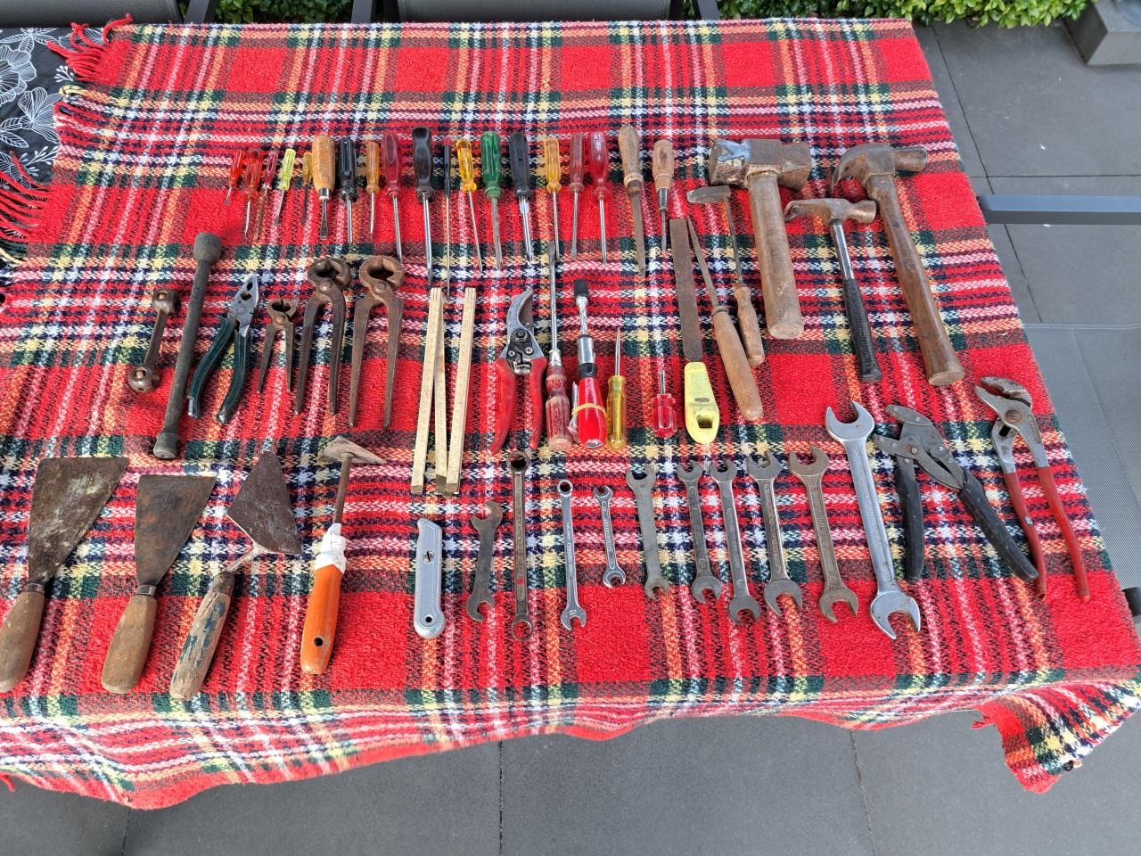 Divers gereedschap voor de beginner, klusser, camping etc. van alles wat.