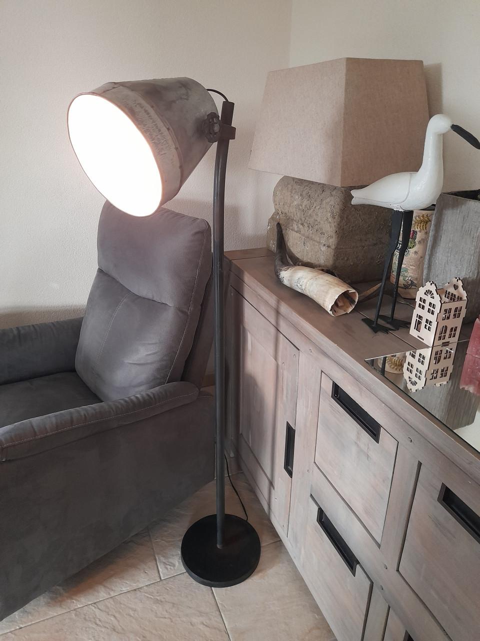 Leuke metalen vloerlamp (in goede staat )  Industriele look!