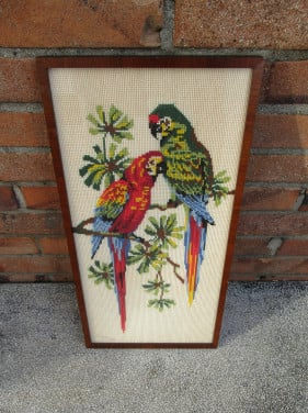 2 geborduurde  papagaaien in gelijst achter ontspiegeld glas. 24 x 48 cm.