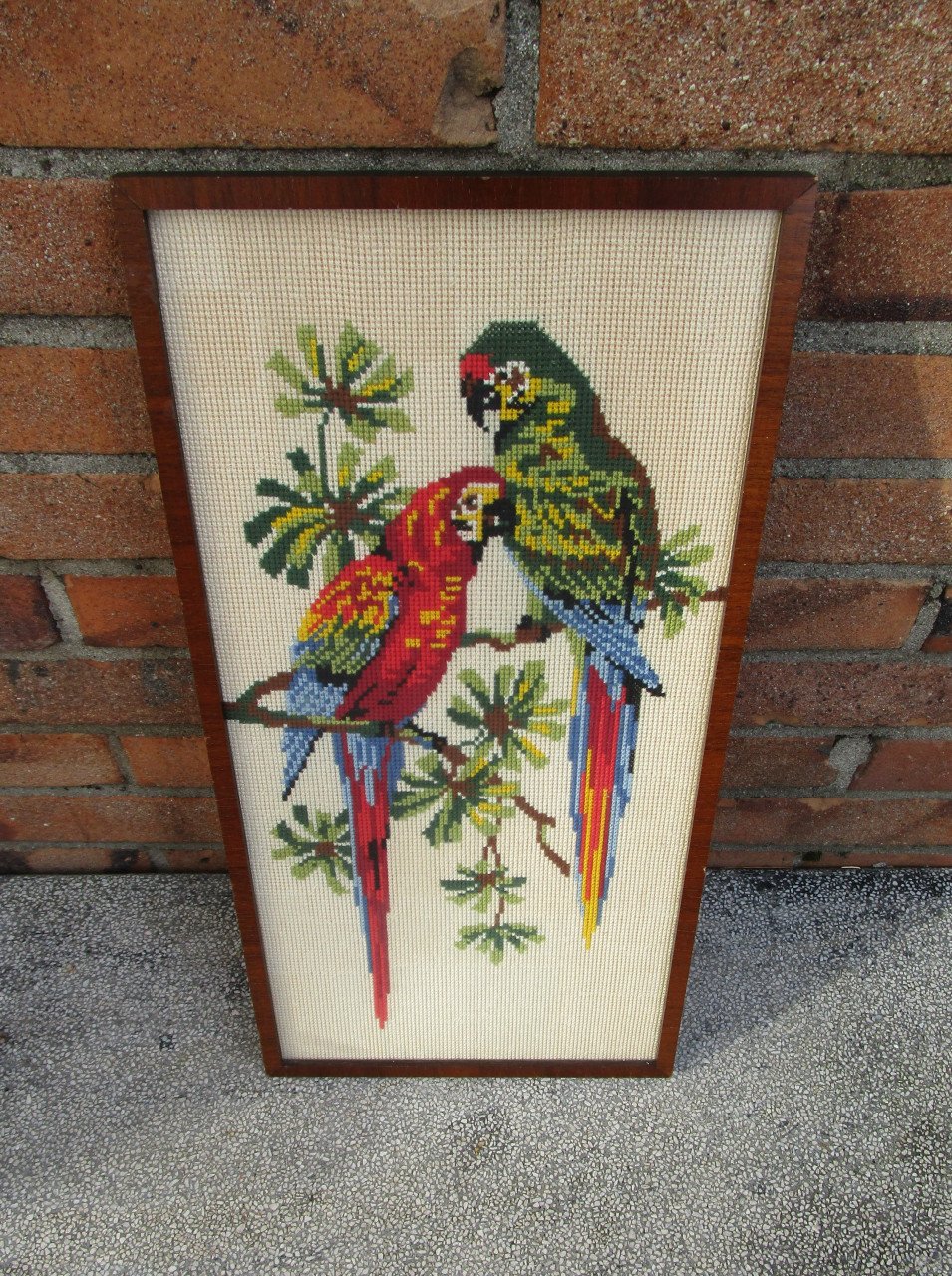 2 geborduurde  papagaaien in gelijst achter ontspiegeld glas. 24 x 48 cm.