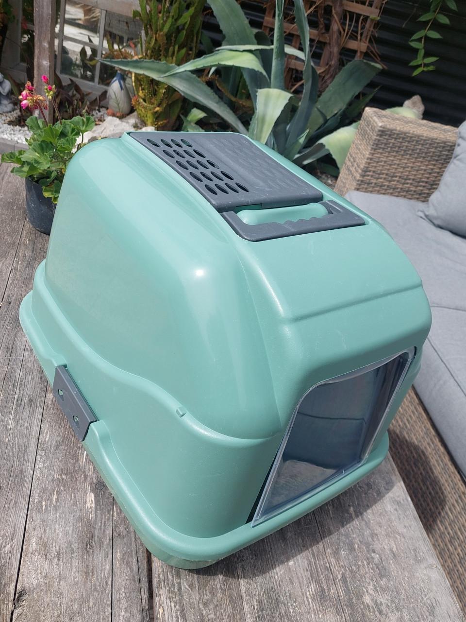 Nieuwe khakigroene kattenbak