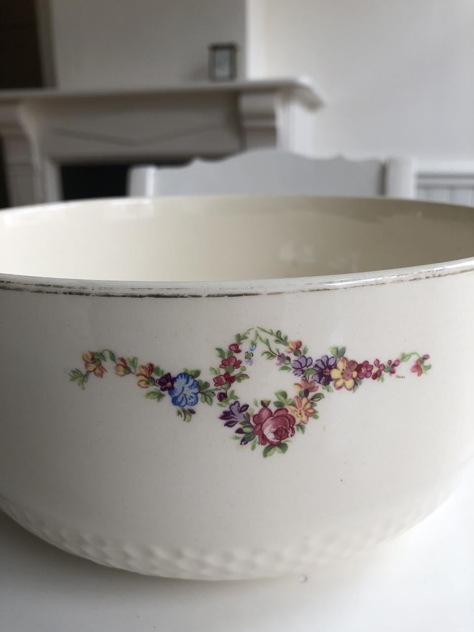 Mooie brocante hoge schaal met bloemendecor