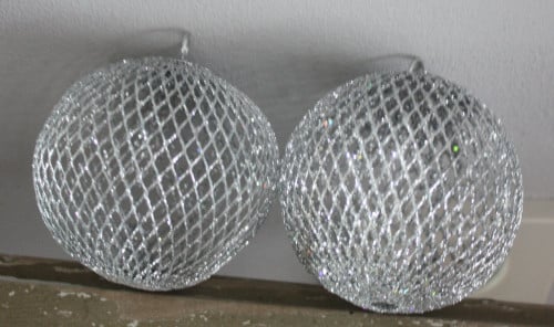 Set van 2 metalen zilveren  gitter ballen