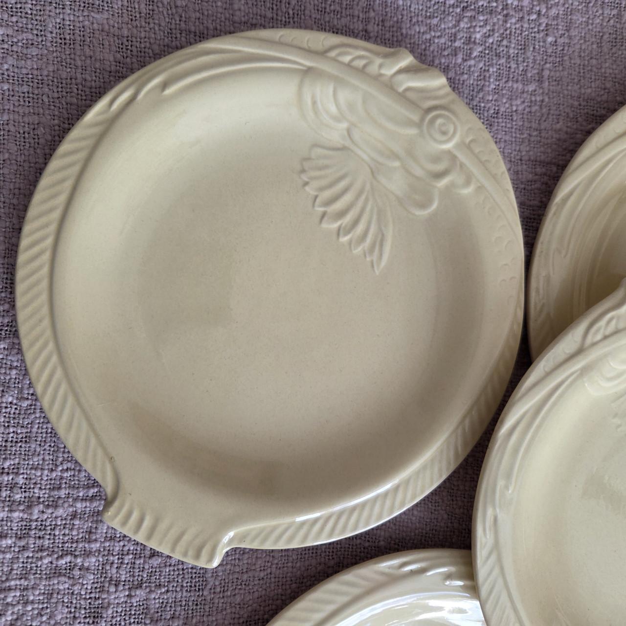 Art deco boterkleurig visservies, 6 borden plus serveerschaal