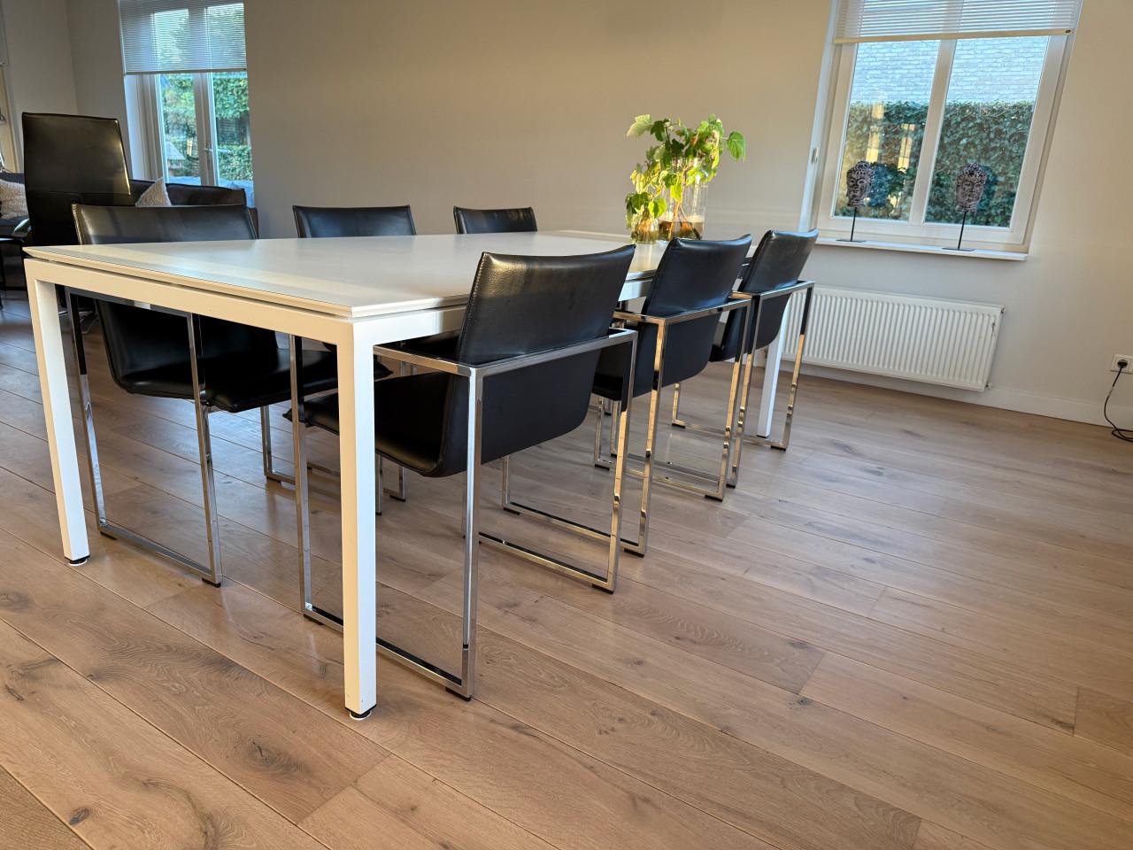 Eethoek met Arco Frame stoelen en Metaform witte tafel