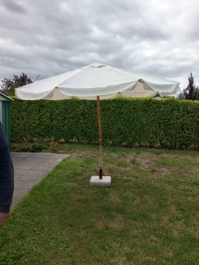 Parasol met zware voet