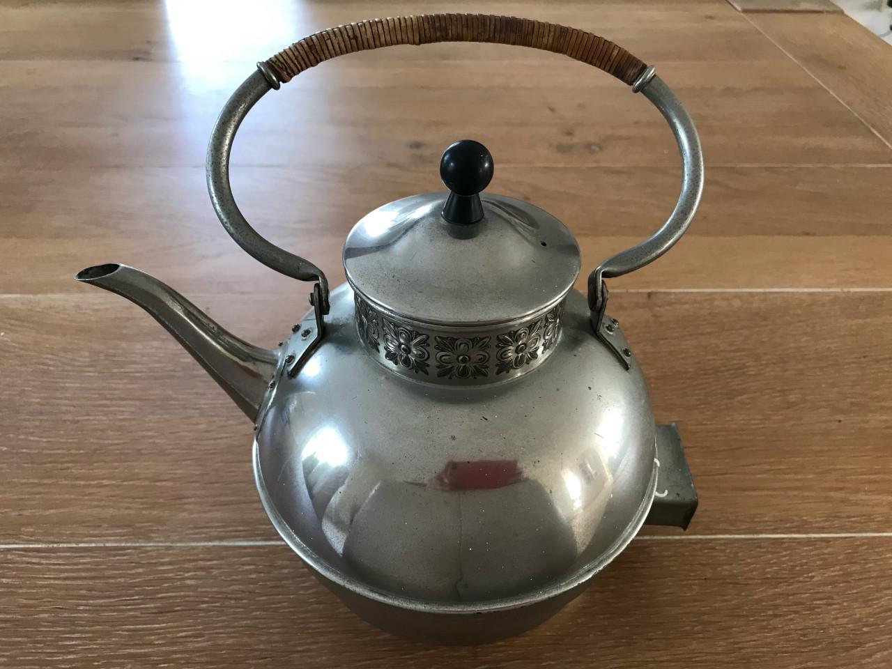 Elektrische theepot/waterkoker met mooi afgewerkte rand.