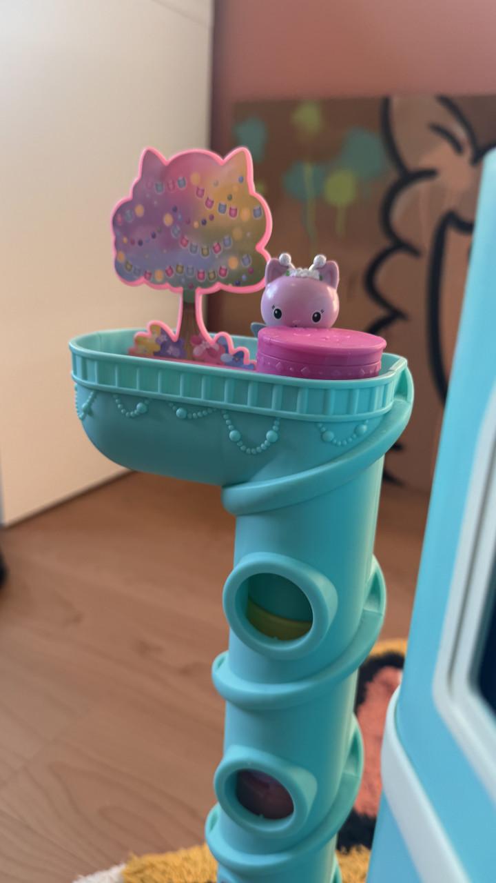 Gabby’s Dollhouse groot poppenhuis + figuurtjes & accessoires – compleet