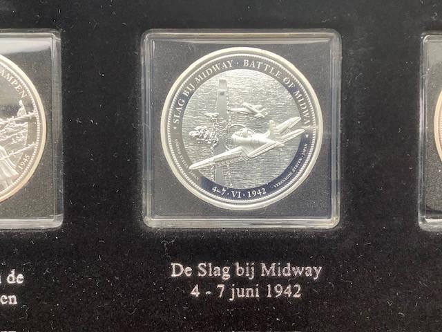 16 penningen Het Koninkrijk der Nederlanden in oorlog.