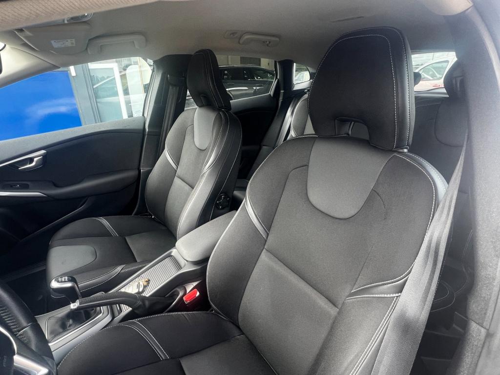 Volvo V40 2.0 t2 momentum, navi, afn. trekhaak enz...