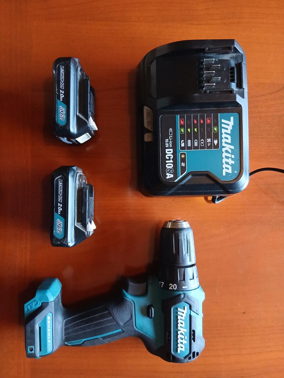 Makita DF332D boor-/schroefmachine met lader en 2 accu'ss