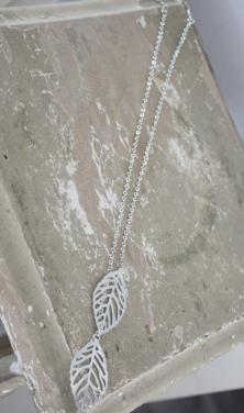 Zilverkleurige ketting met blaadjes hanger
