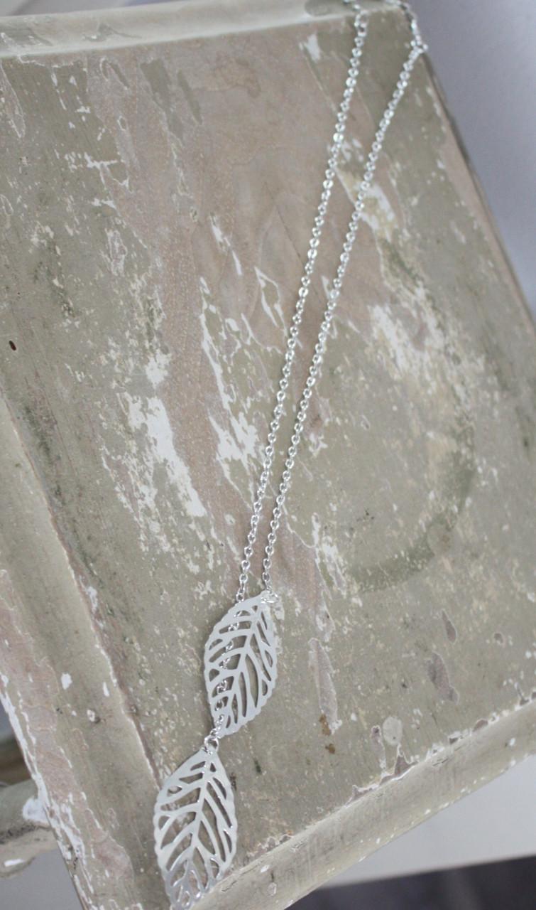 Zilverkleurige ketting met blaadjes hanger