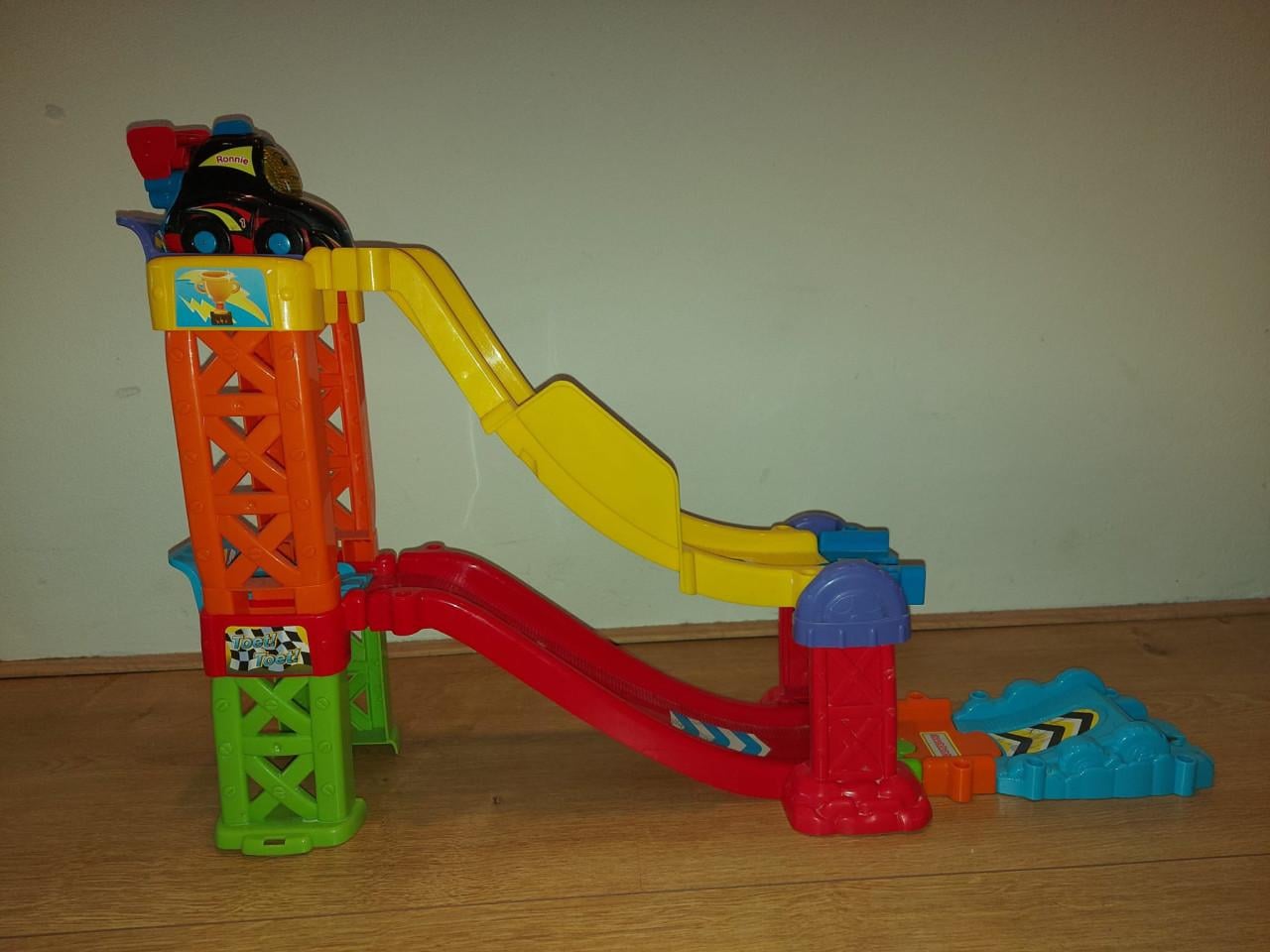 Z.g.a.n. Vtech Toet Toet 3-in-1 racebaan met Ronnie auto