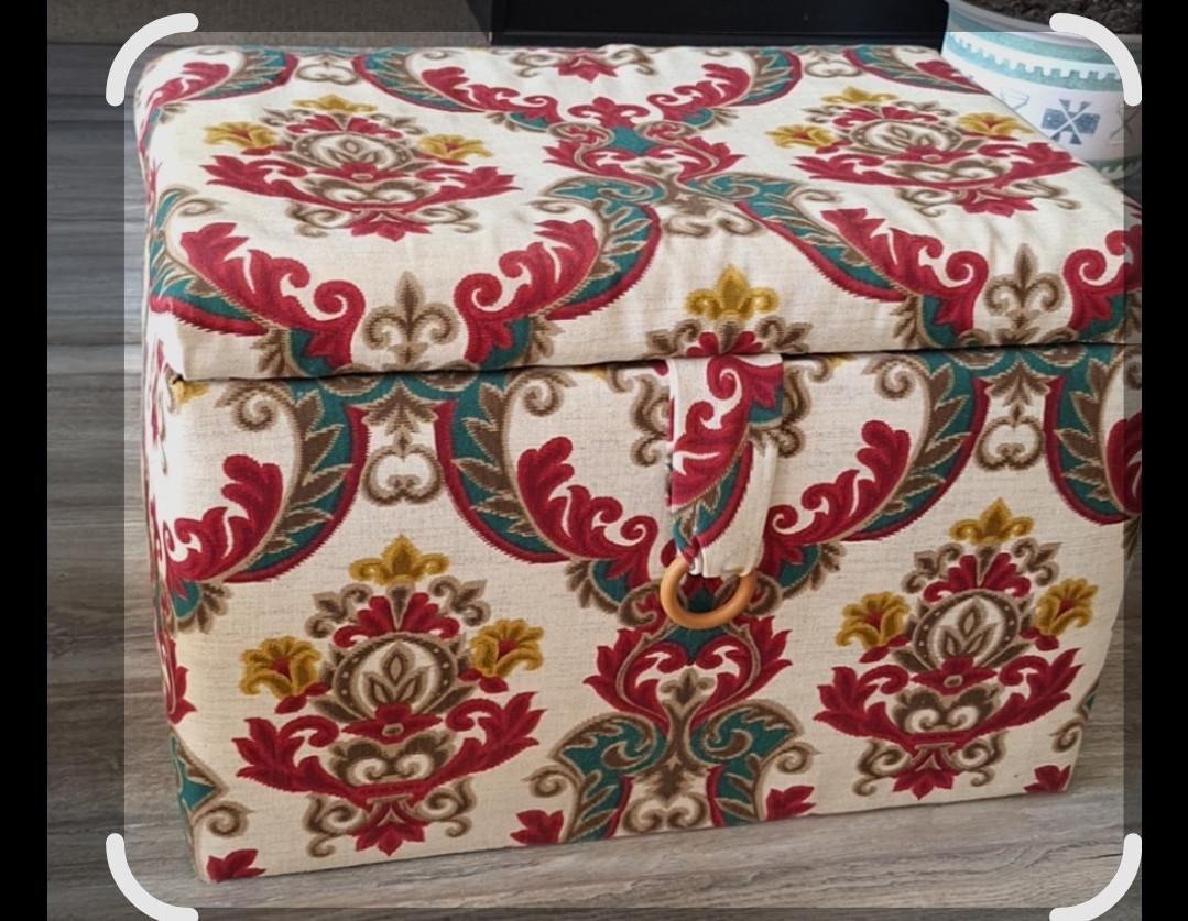 Kist. Bekleed.  Retro item