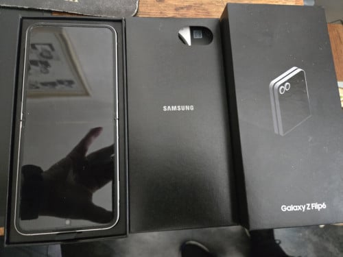 Samsung Galaxy Z Flip 6, Werkend ,maar met defect op groot scherm.T.e.a.b