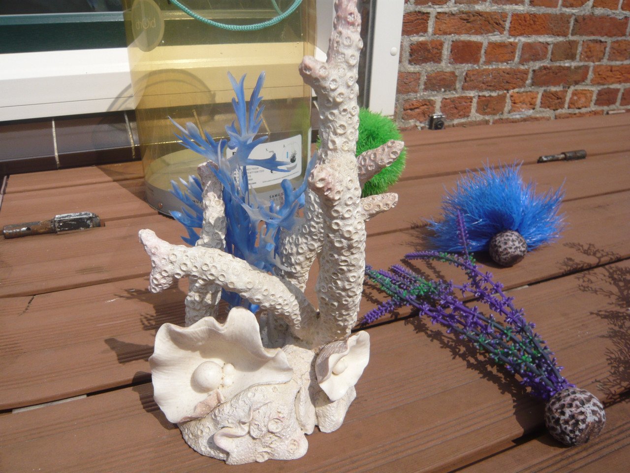 Aquarium ornament en kunst planten.