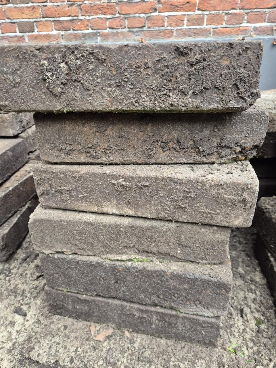 Oprijlaan/terras tegels 30x30x7 cm.