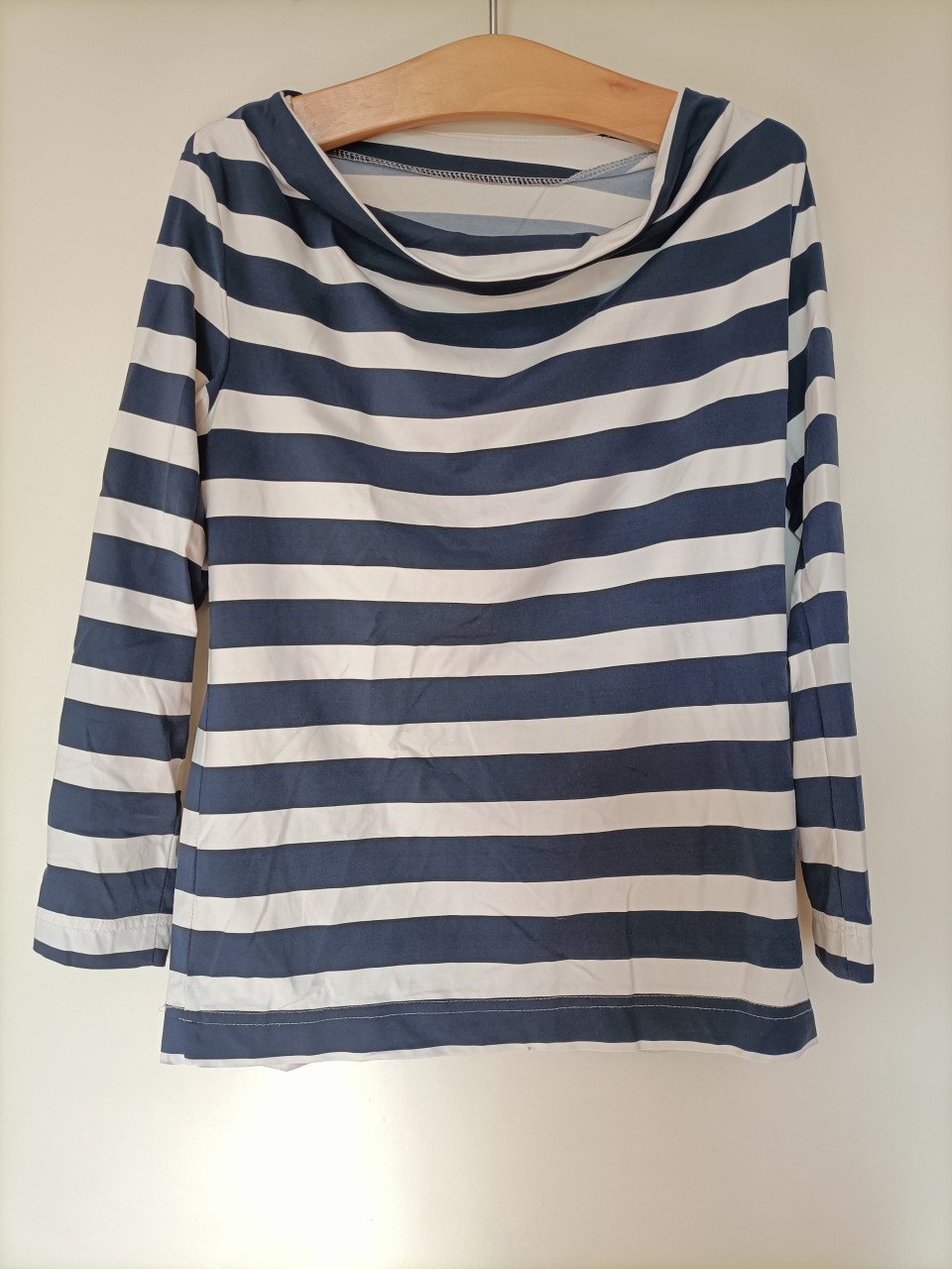 Leuk shirt met blauw/wit streep. Mooie soepele en zachte stof. Maat M/L.