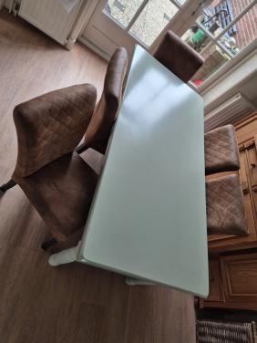 Mooie eettafel met evt stoelen