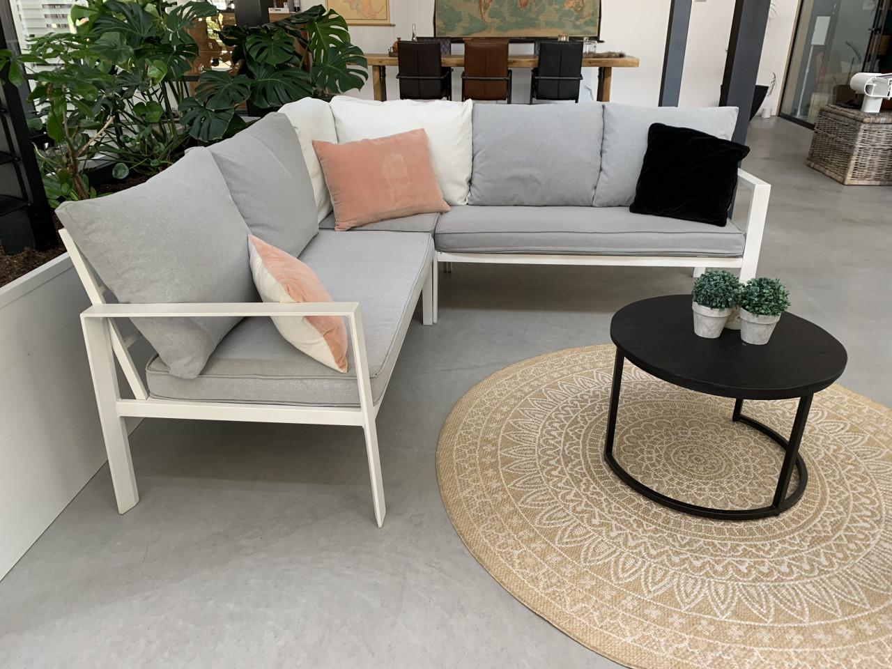 Wit aluminium loungeset, met schone kussens, en tafel.
