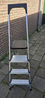 Huishoudtrap z.g.a.n zie foto's