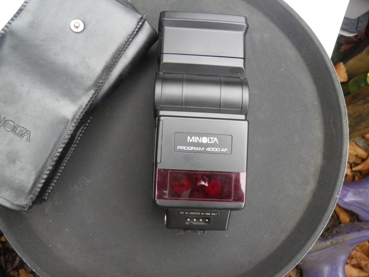 Flitser minolta 4000 af, werkt met 4 aa batterijen.