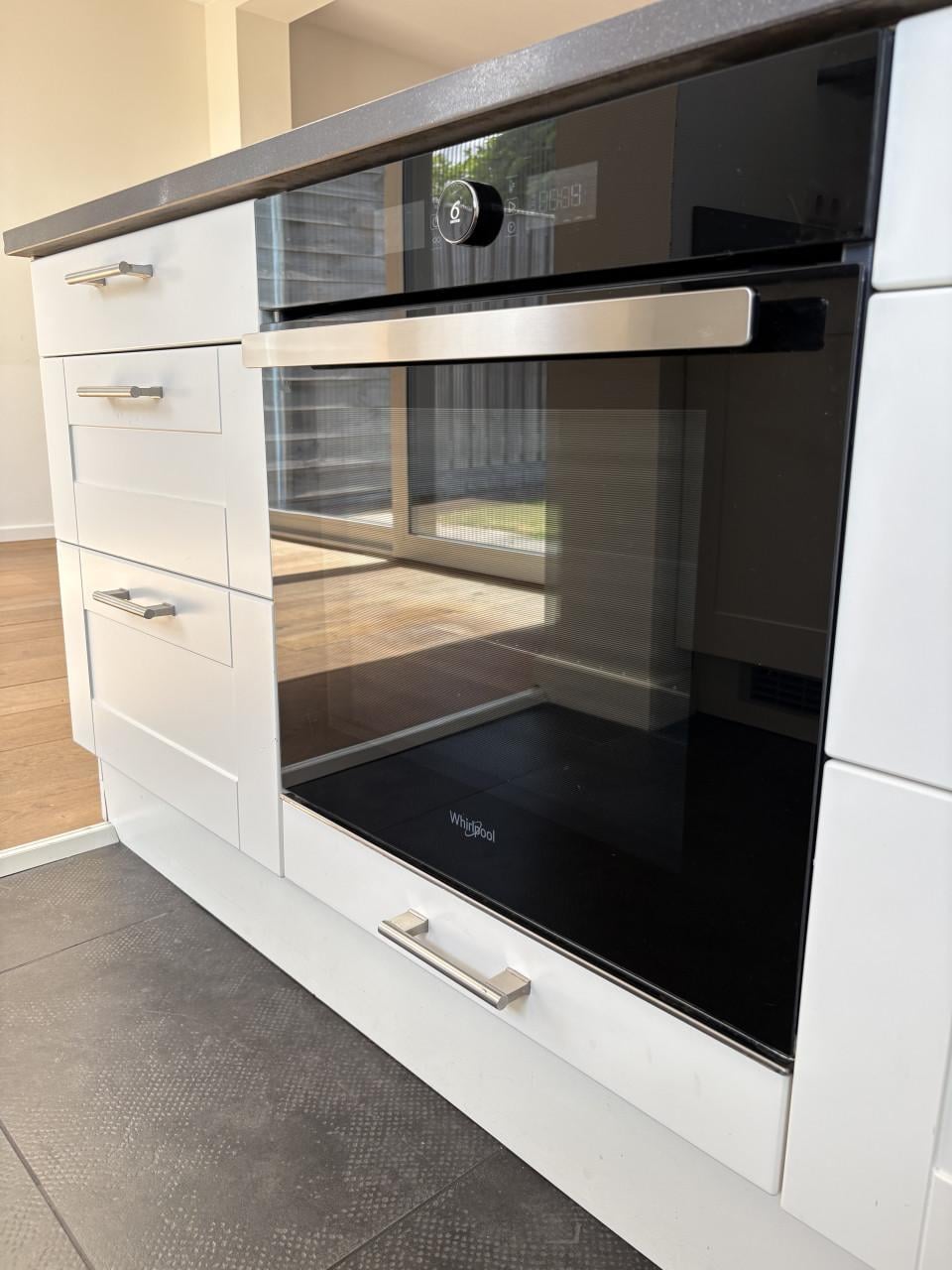 Complete keuken met kookeiland en inbouwapparatuur