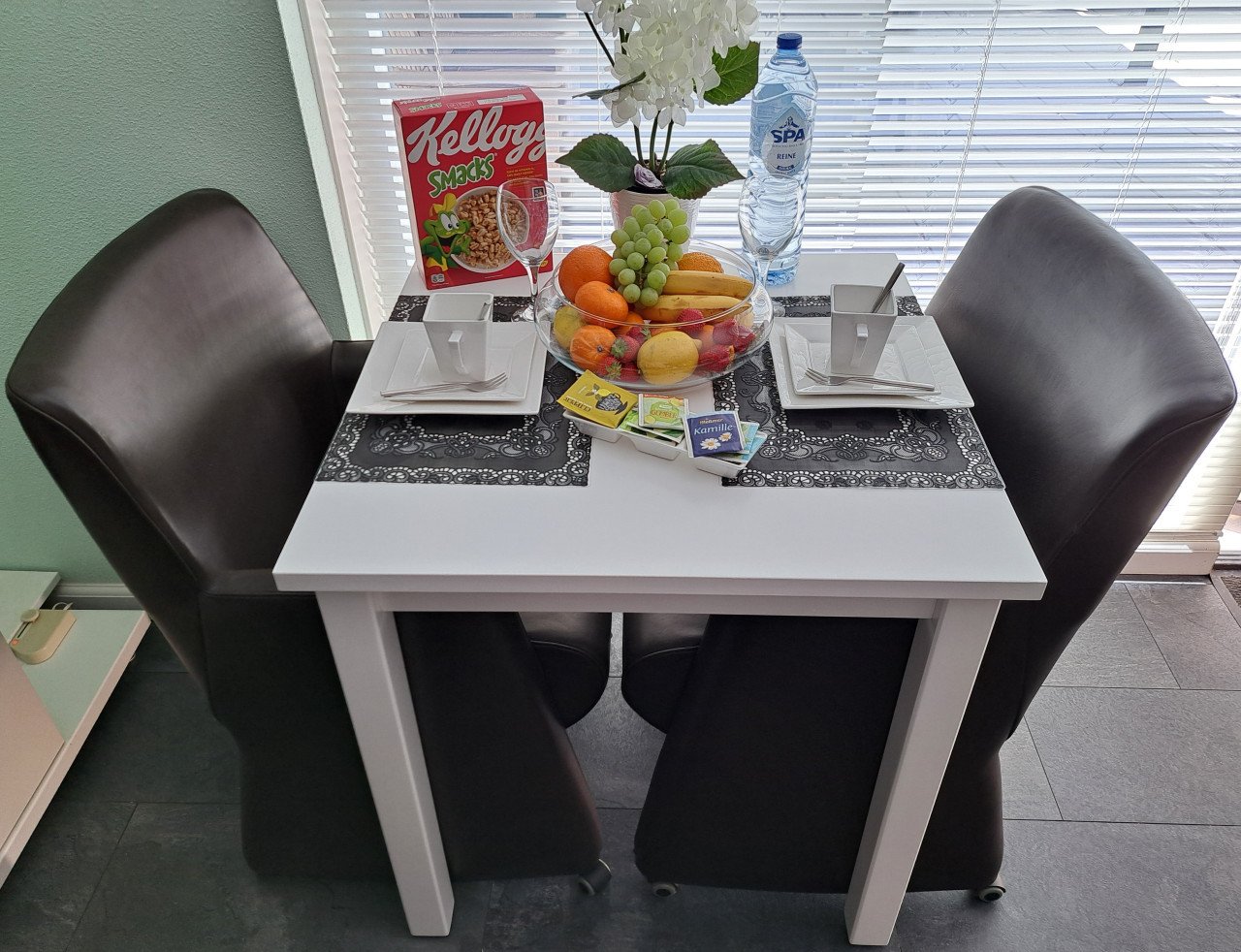 Witte zware tafel - (b) 74 x (d) 74 x (h) 75 cm