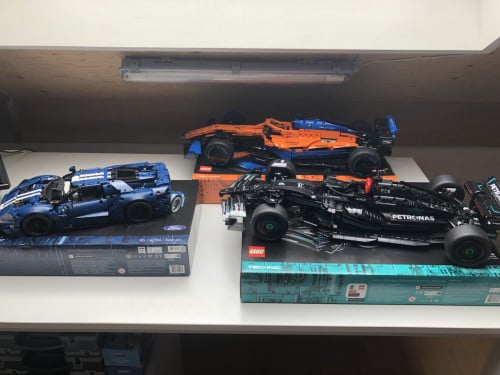 Lego Technic sets, 42141, met Pirelli stickers, 42171 en 42154, nieuwstaat.