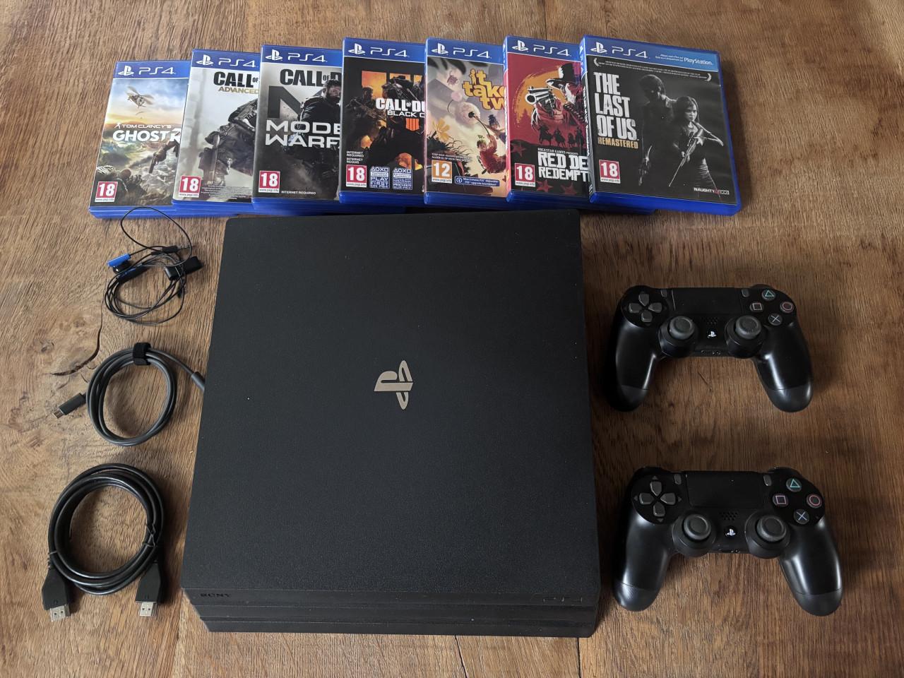 PlayStation 4 Pro + 2 controllers en spellen